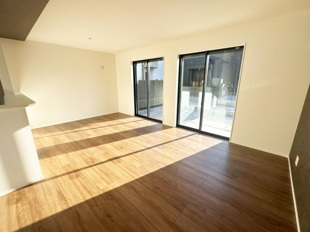 【居間・リビング】 | 富士見市水子　新築一戸建住宅　全6棟　(ふじみ野店) | 明るい陽が差し、家具が配置しやすい間取りです。