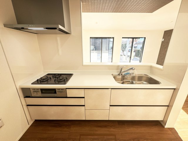 【キッチン】 | 富士見市水子　新築一戸建住宅　全6棟　(ふじみ野店) | リビングの様子が見渡せる人気の対面式キッチンです。