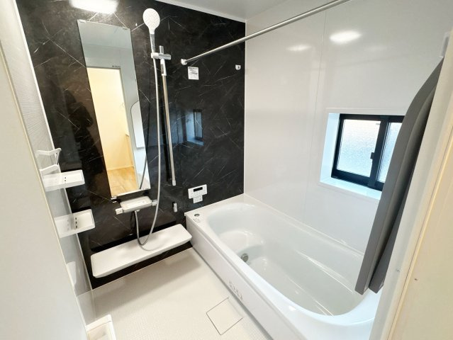 【浴室】 | 富士見市水子　新築一戸建住宅　全6棟　(ふじみ野店) | 1坪タイプのゆったりとおくつろぎできる浴室。浴室暖房乾燥機付きで雨の日のお洗濯も安心です！