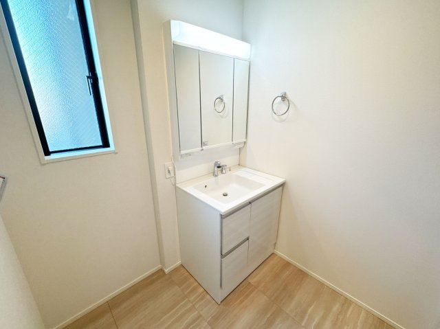 【洗面所】 | 富士見市水子　新築一戸建住宅　全6棟　(ふじみ野店) | 身支度に便利な3面鏡のシャワー付き洗面台完備！