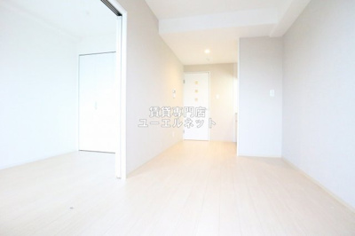 【居間・リビング】 | プロスパー江坂479 | ゆったりとくつろげる、落ち着きのある居室空間です