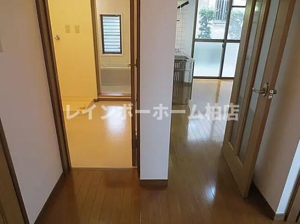 第6ビューストーンハイムの内装|玄関から見た洗面所とDKです