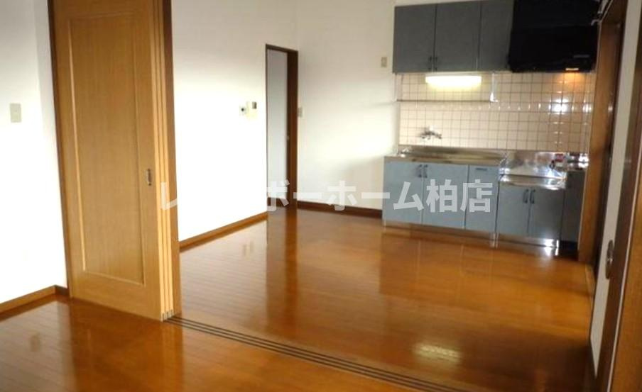 第6ビューストーンハイムの居間・リビング|こちらのリビングで趣味の時間をお楽しみください