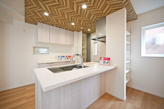 マドレコート浜3丁目新築一戸建│2SLDK＋駐車1台可（ビルトインガレージ）のキッチン|対面式キッチンなので開放感があり、空間が広く感じれますね。