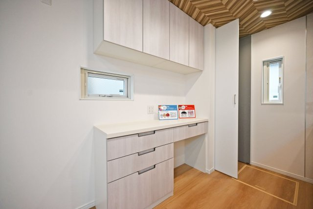 マドレコート浜3丁目新築一戸建│2SLDK＋駐車1台可（ビルトインガレージ）のキッチン|パントリーがあるので、まとめ買い派の人も安心ですね。