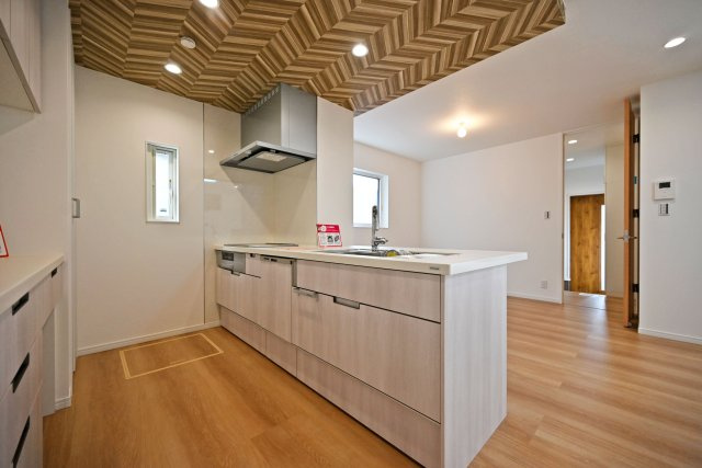 マドレコート浜3丁目新築一戸建│2SLDK＋駐車1台可（ビルトインガレージ）のキッチン|キッチンからリビングが見えるので、小さなお子様のいるご家庭も様子を見守りながらお料理が出来て安心♪