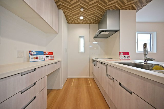 マドレコート浜3丁目新築一戸建│2SLDK＋駐車1台可（ビルトインガレージ）のキッチン|広くて使いやすいキッチンならご家族で一緒に料理を作ったり、後片付けを手伝ってもらうのにも便利。