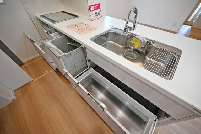 マドレコート浜3丁目新築一戸建│2SLDK＋駐車1台可（ビルトインガレージ）のキッチン|収納豊富なシステムキッチン！食洗機付きで洗い物も手間いらず◎