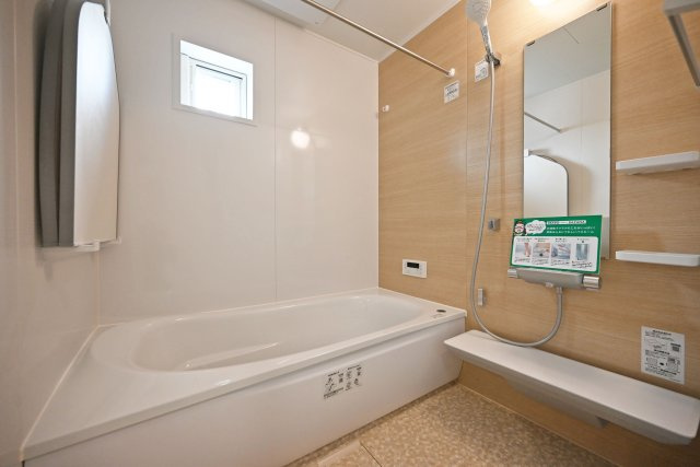 マドレコート浜3丁目新築一戸建│2SLDK＋駐車1台可（ビルトインガレージ）の浴室|浴室には「ほっカラリ床」を採用。
お掃除が簡単で、柔らかいのでお子様やご年配の方も安心。