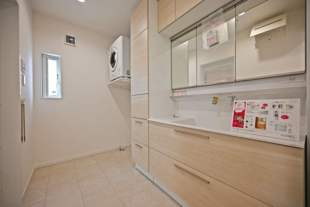 マドレコート浜3丁目新築一戸建│2SLDK＋駐車1台可（ビルトインガレージ）の独立洗面台|収納力と機能性に優れたお手入れラクラク三面鏡洗面化粧台です。朝の身支度もこれで快適です。