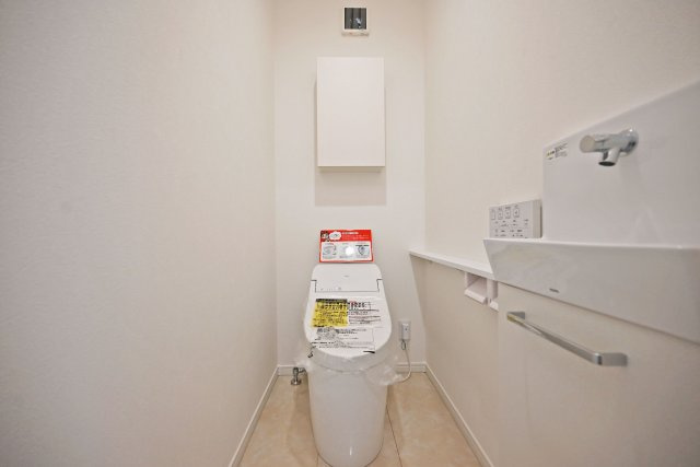 マドレコート浜3丁目新築一戸建│2SLDK＋駐車1台可（ビルトインガレージ）のトイレ|各階にトイレを配置し、来客時も気兼ねなく利用可能。