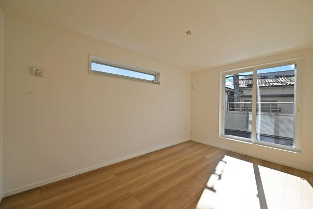 マドレコート浜3丁目新築一戸建│2SLDK＋駐車1台可（ビルトインガレージ）の洋室|どんな家具も受け入れてくれそうなシンプルな間取りです。窓が2面にあるので陽当たりも良好。