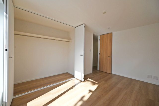 マドレコート浜3丁目新築一戸建│2SLDK＋駐車1台可（ビルトインガレージ）の洋室|各部屋収納付！増えがちな季節の衣類や本など、大容量の収納スペース♪
