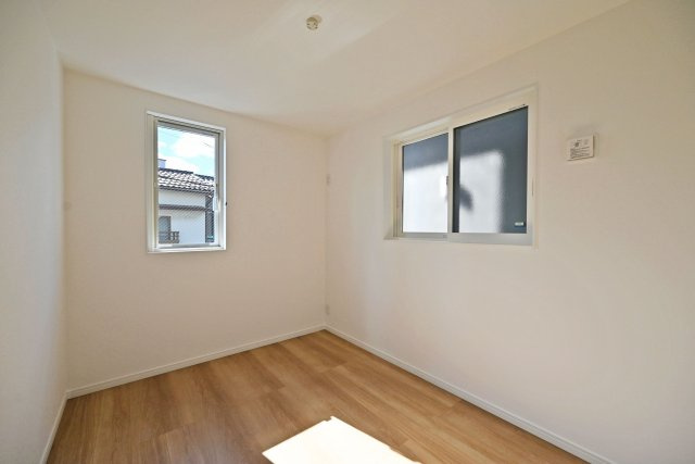 マドレコート浜3丁目新築一戸建│2SLDK＋駐車1台可（ビルトインガレージ）の洋室|全室洋室・フローリング仕様☆ナチュラルな木目と上品な色合いが魅力的な居住スペースは、住む人の心を自然とおだやかにします♪