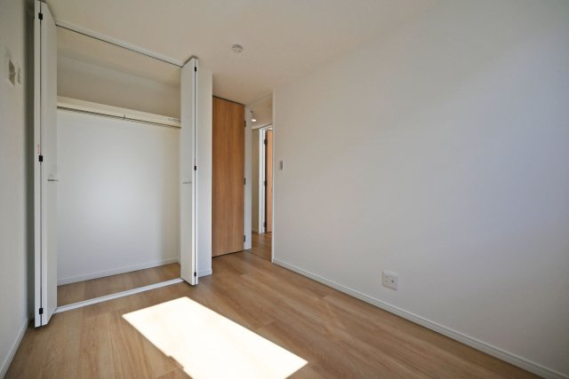 マドレコート浜3丁目新築一戸建│2SLDK＋駐車1台可（ビルトインガレージ）の洋室|収納スペースは枕棚とハンガーレールを導入。