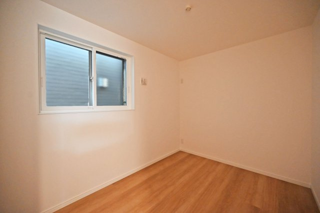 マドレコート浜3丁目新築一戸建│2SLDK＋駐車1台可（ビルトインガレージ）の収納|季節もののお洋服や家電をしまっておくのに便利な納戸がございます。