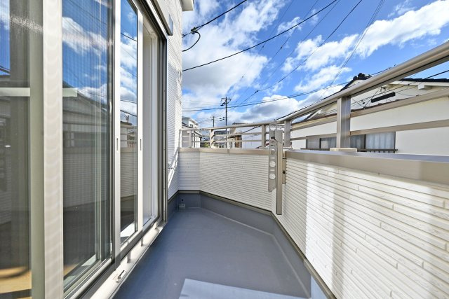 マドレコート浜3丁目新築一戸建│2SLDK＋駐車1台可（ビルトインガレージ）のバルコニー|南バルコニーでいつもふかふかの洗濯物！