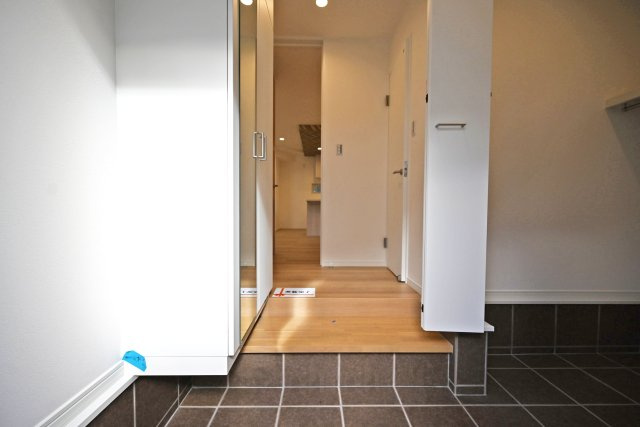 マドレコート浜3丁目新築一戸建│2SLDK＋駐車1台可（ビルトインガレージ）の玄関|広々玄関は第一印象グッド！ゆとりのある空間は心も豊かにしてくれます。