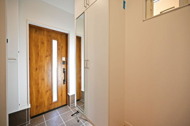 マドレコート浜3丁目新築一戸建│2SLDK＋駐車1台可（ビルトインガレージ）の玄関|シューズボックスは鏡が付いています。お出かけ前の見出しなみチェックにピッタリ。