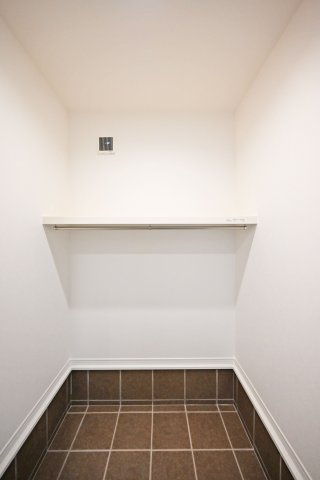 マドレコート浜3丁目新築一戸建│2SLDK＋駐車1台可（ビルトインガレージ）の玄関|大きい玄関収納にはベビーカーや車いすが収納可能