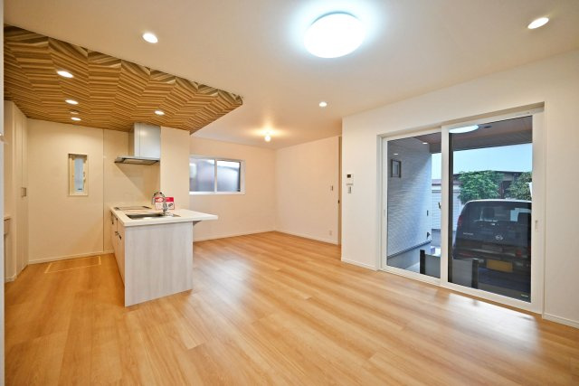 マドレコート浜3丁目新築一戸建│2SLDK＋駐車1台可（ビルトインガレージ）の居間・リビング|17.1帖のリビングでは家族が集まってゆったり過ごせます。