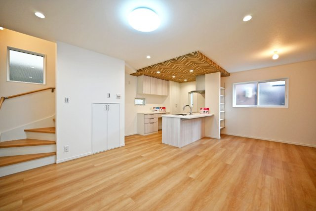 マドレコート浜3丁目新築一戸建│2SLDK＋駐車1台可（ビルトインガレージ）の居間・リビング|広々ＬＤＫは家族みんなの快適空間！お食事をしたり、おしゃべりしたり、皆の夢が叶います。