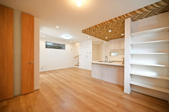 マドレコート浜3丁目新築一戸建│2SLDK＋駐車1台可（ビルトインガレージ）の居間・リビング|リビングに大きな収納があるので、家族共有の家財をたっぷり納められます。