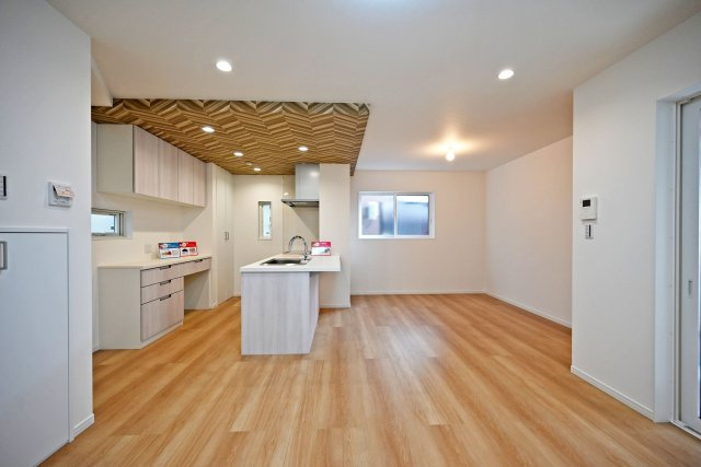 マドレコート浜3丁目新築一戸建│2SLDK＋駐車1台可（ビルトインガレージ）の居間・リビング|全体として木の温かみを感じられる空間です。