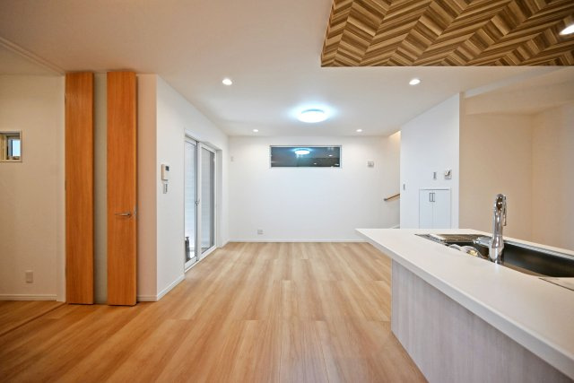 マドレコート浜3丁目新築一戸建│2SLDK＋駐車1台可（ビルトインガレージ）の居間・リビング|小窓をたくさん設ける事によって外からさわやかでやわらかな風と光をたっぷりとお部屋に取り組み、明るく開放的な空間を演出します。
