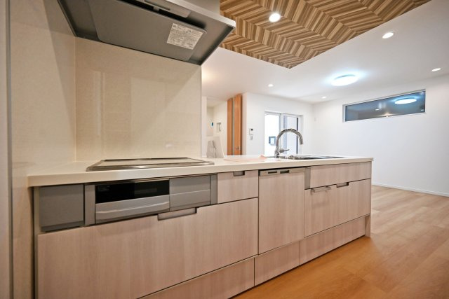 マドレコート浜3丁目新築一戸建│2SLDK＋駐車1台可（ビルトインガレージ）のキッチン|大きな換気扇が設置してあり、リビングへのにおい移りの心配も少なくお料理も楽しめますね。