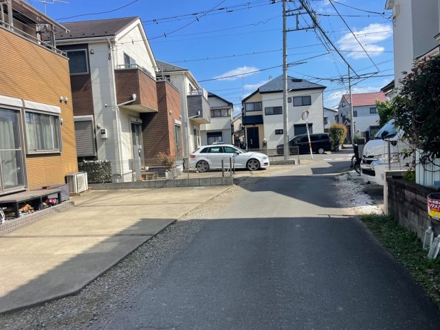 川越市豊田町一丁目　中古戸建の前面道路含む現地写真