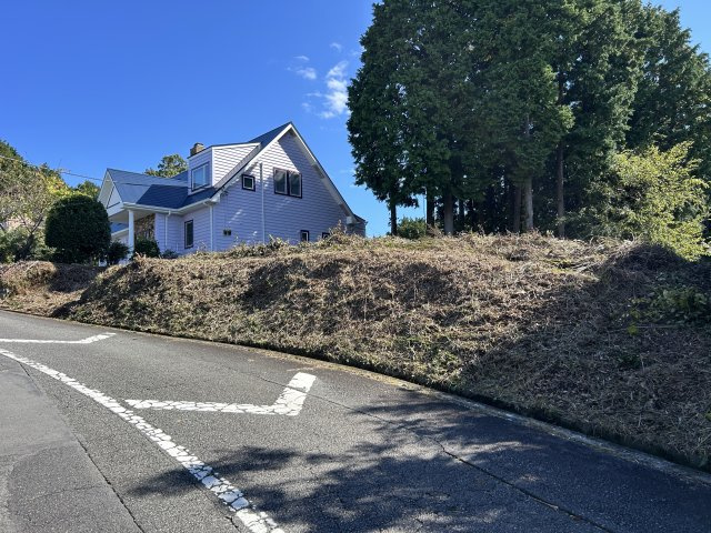 伊豆の国市　富士見ニュータウンの前面道路含む現地写真