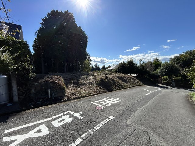 伊豆の国市　富士見ニュータウンの前面道路含む現地写真