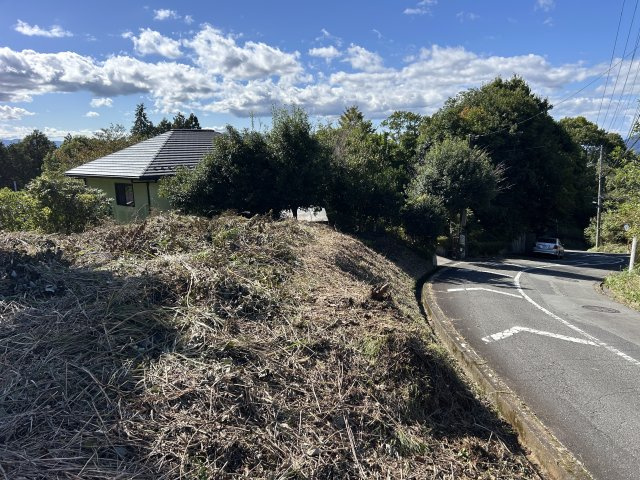 伊豆の国市　富士見ニュータウンの前面道路含む現地写真