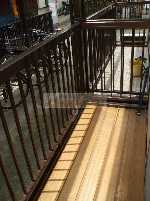 中野区大和町１丁目のアパートのバルコニー