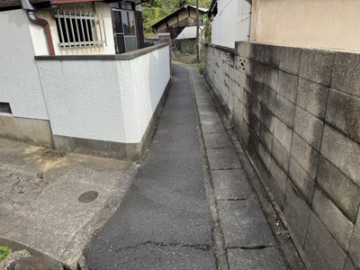 【前面道路含む現地写真】 | 中古一戸建　玉島黒崎　4DK+S | 前面道路幅員約1.3ｍ