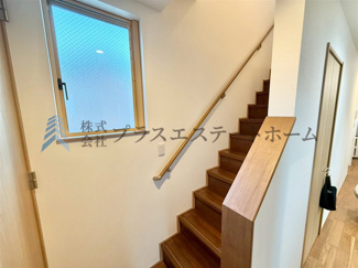 【その他】 | 中央区八雲通4丁目　戸建 | 階段も窓と手すり付き♪