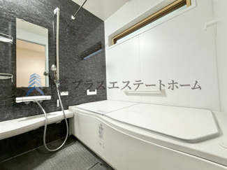 【浴室】 | 中央区八雲通4丁目　戸建 | 広々としたバスルームで心地よいリラックスタイムを楽しめます♪