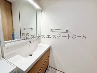 【その他】 | 中央区八雲通4丁目　戸建 | 三面鏡付き洗面台♪三面鏡の後ろにも小物を収納出来ます♪