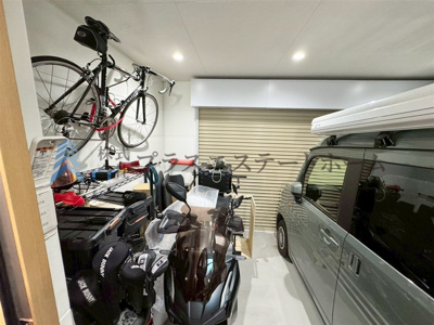 【居間・リビング】 | 中央区八雲通4丁目　戸建 | シャッター付きインナーガレージはバイクや自転車置場、趣味のお部屋にも♪