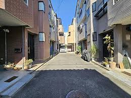 吹田市内本町3丁目　中古戸建の前面道路含む現地写真