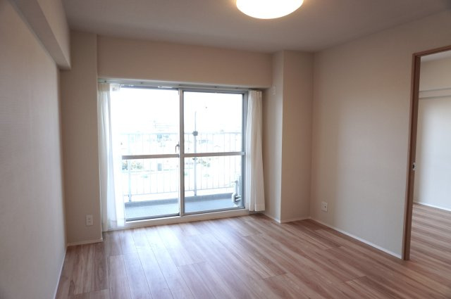 日商岩井草加マンションの居間・リビング