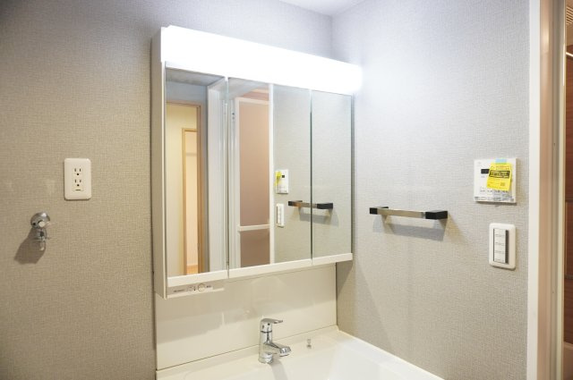 日商岩井草加マンションの独立洗面台