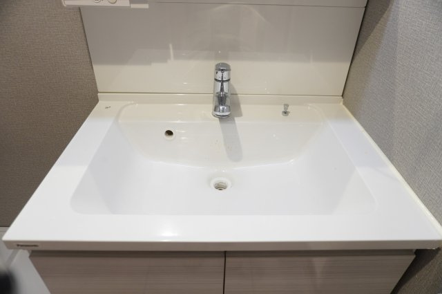 日商岩井草加マンションの独立洗面台