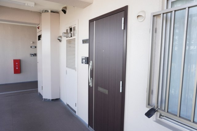 日商岩井草加マンションの玄関