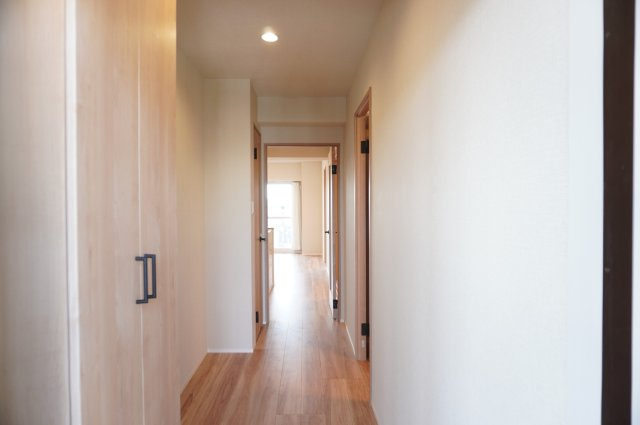 日商岩井草加マンションの玄関