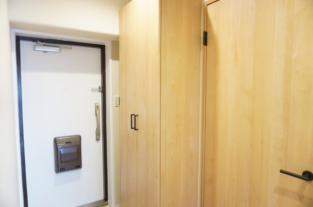 日商岩井草加マンションの玄関