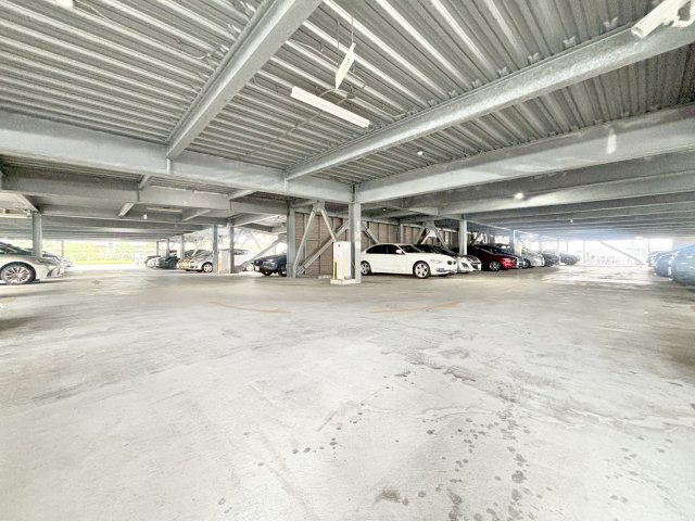 ルネ・フロンティアマークスの駐車場