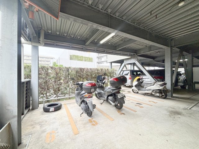 ルネ・フロンティアマークスの駐車場