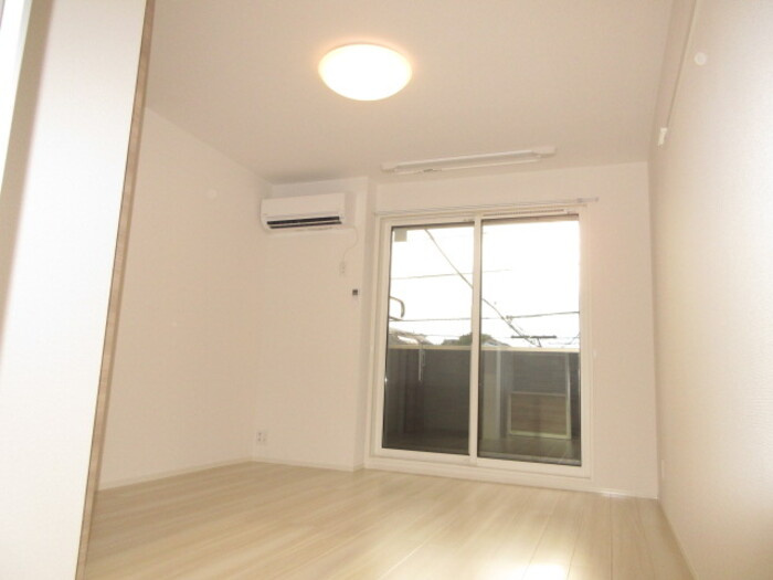 アヴァンス中村南の洋室